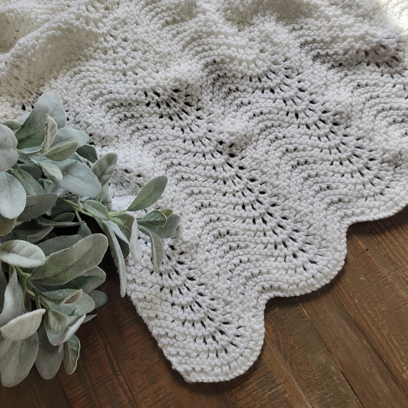 Vintage Handmade White Lace Scalloped Crochet Afghan Baby Blanket